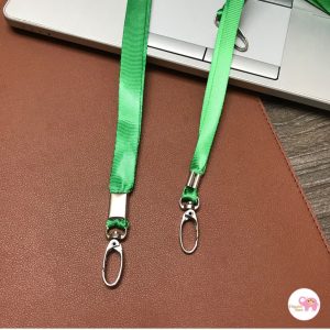 Dây thẻ lụa móc xoay màu xanh lá